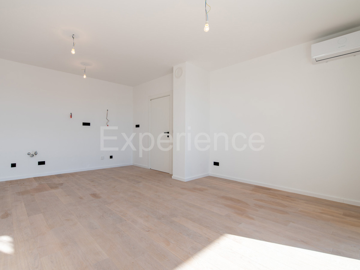 ISTRIA, Umago - appartamento con spazioso balcone (11,67 m²), 1. piano, ASCENSORE!