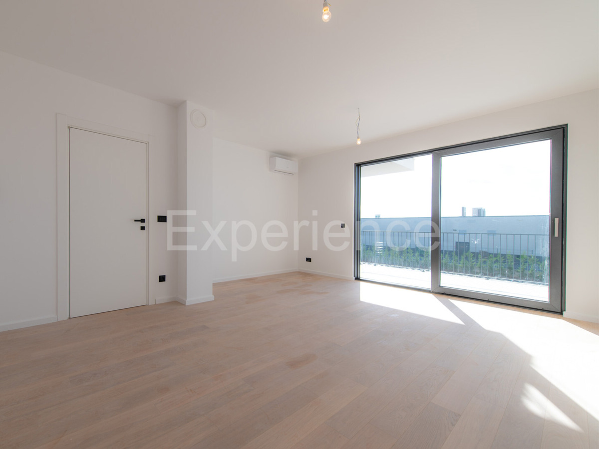 ISTRIA, Umago - appartamento con spazioso balcone (11,67 m²), 1. piano, ASCENSORE!