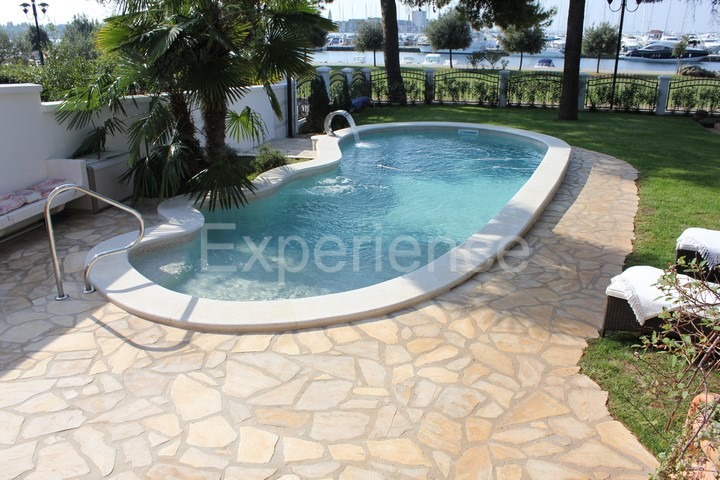 Umago, villa di lusso fronte mare, 8 camere, piscina, SPA