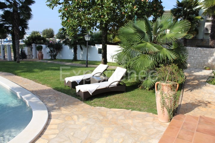 Umago, villa di lusso fronte mare, 8 camere, piscina, SPA