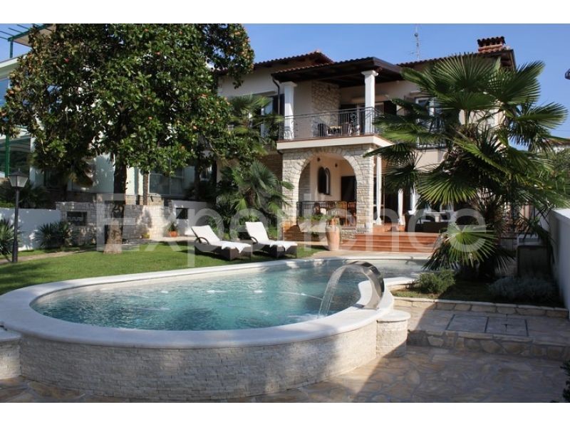 Umago, villa di lusso fronte mare, 8 camere, piscina, SPA