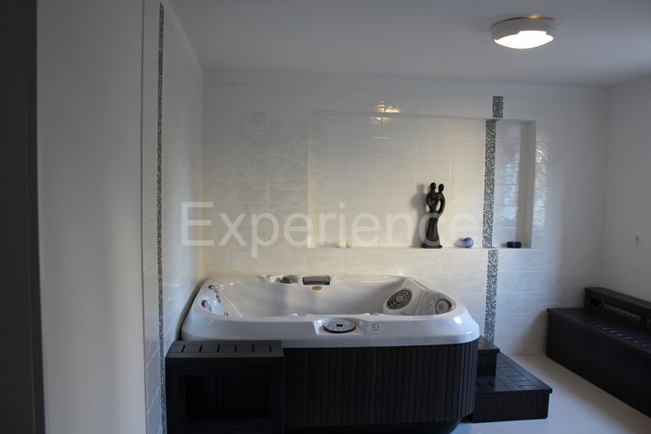 Umago, villa di lusso fronte mare, 8 camere, piscina, SPA