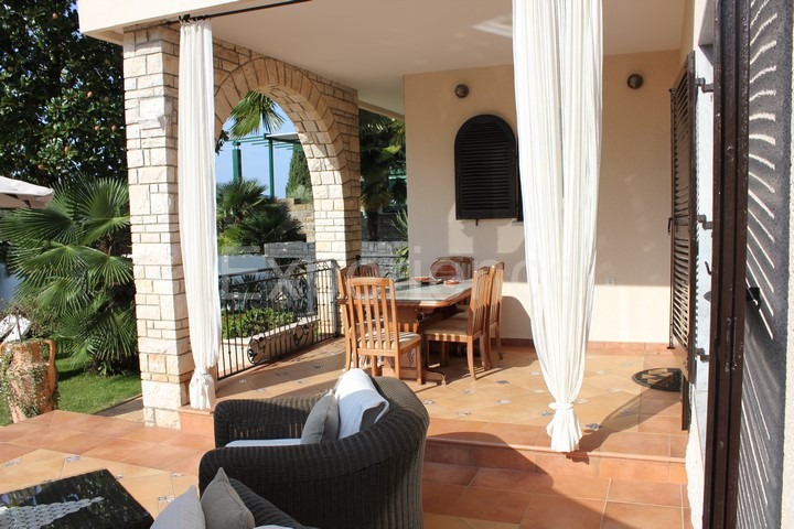 Umago, villa di lusso fronte mare, 8 camere, piscina, SPA