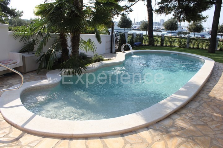 Umago, villa di lusso fronte mare, 8 camere, piscina, SPA