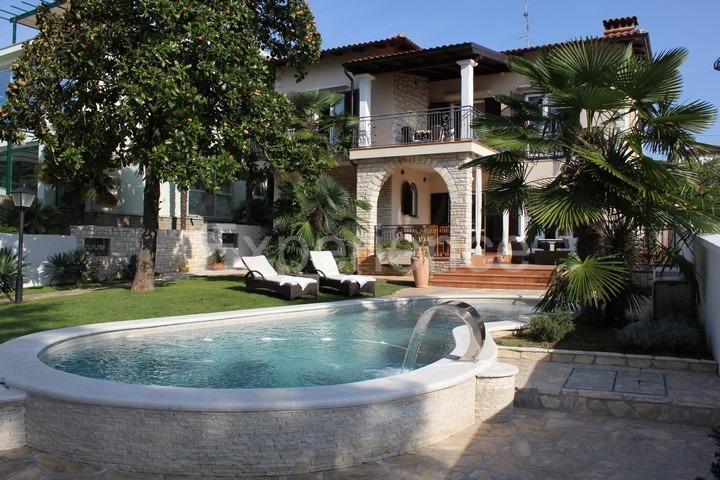 Umago, villa di lusso fronte mare, 8 camere, piscina, SPA