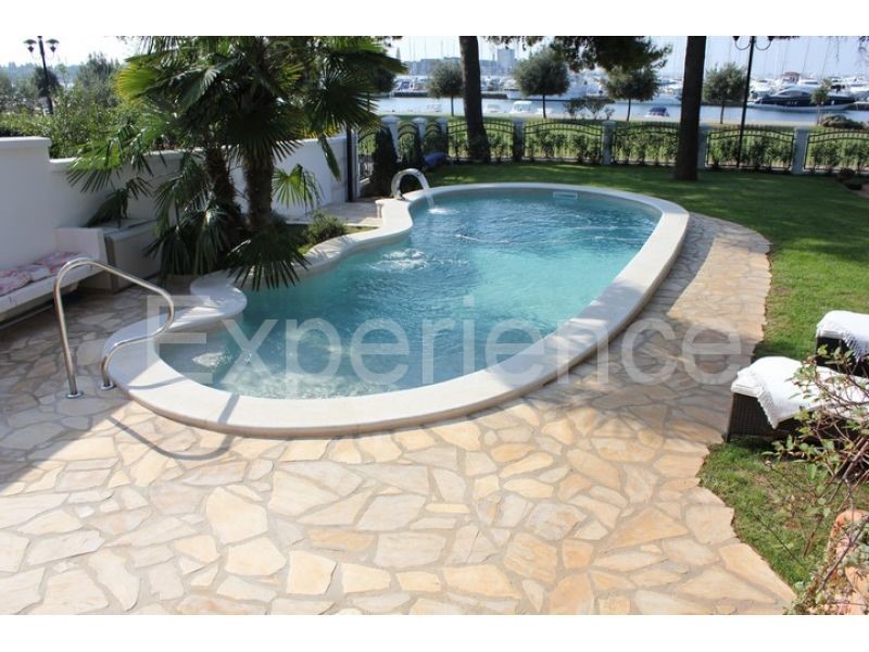 Umago, villa di lusso fronte mare, 8 camere, piscina, SPA