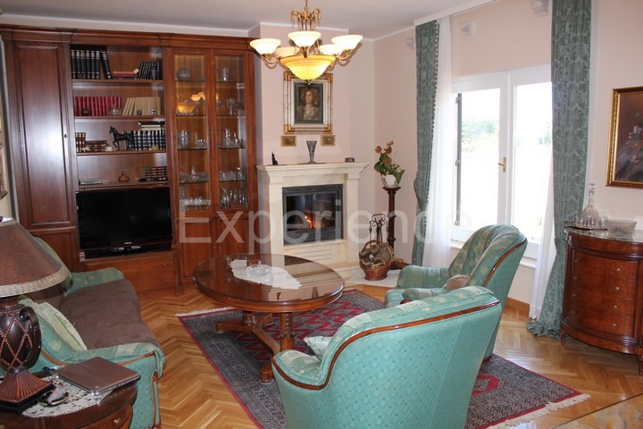 Umago, villa di lusso fronte mare, 8 camere, piscina, SPA