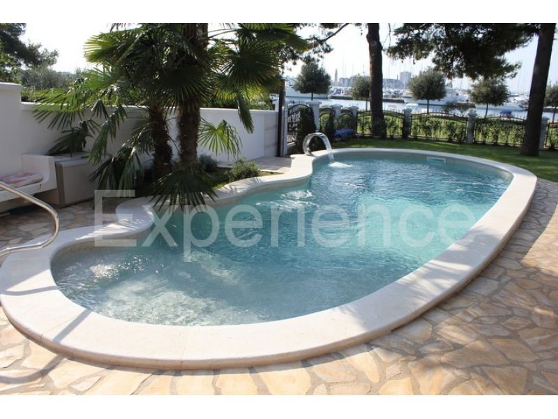 Umago, villa di lusso fronte mare, 8 camere, piscina, SPA
