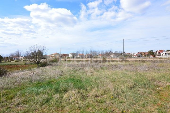 Nelle vicinanze di Parenzo - terreno edificabile, superficie di 1.120 m²