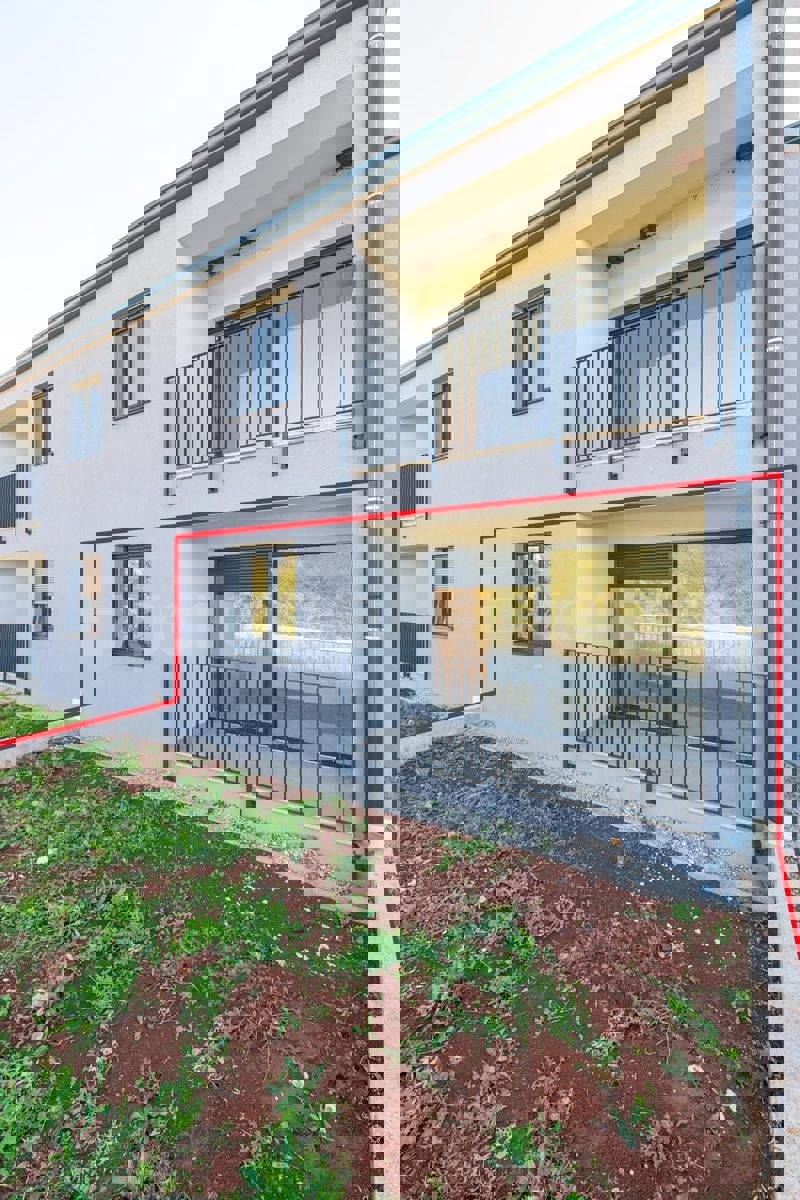 Nelle vicinanze di Parenzo - appartamento in un nuovo edificio, piano terra con GIARDINO!