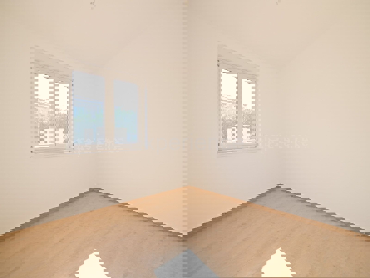 Nelle vicinanze di Parenzo - appartamento in un nuovo edificio, piano terra con GIARDINO!