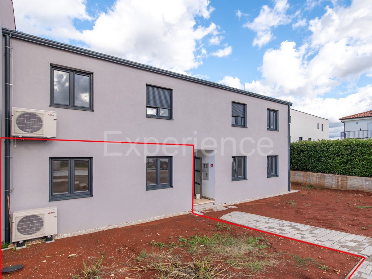 Nelle vicinanze di Parenzo - appartamento in un nuovo edificio, piano terra con GIARDINO!