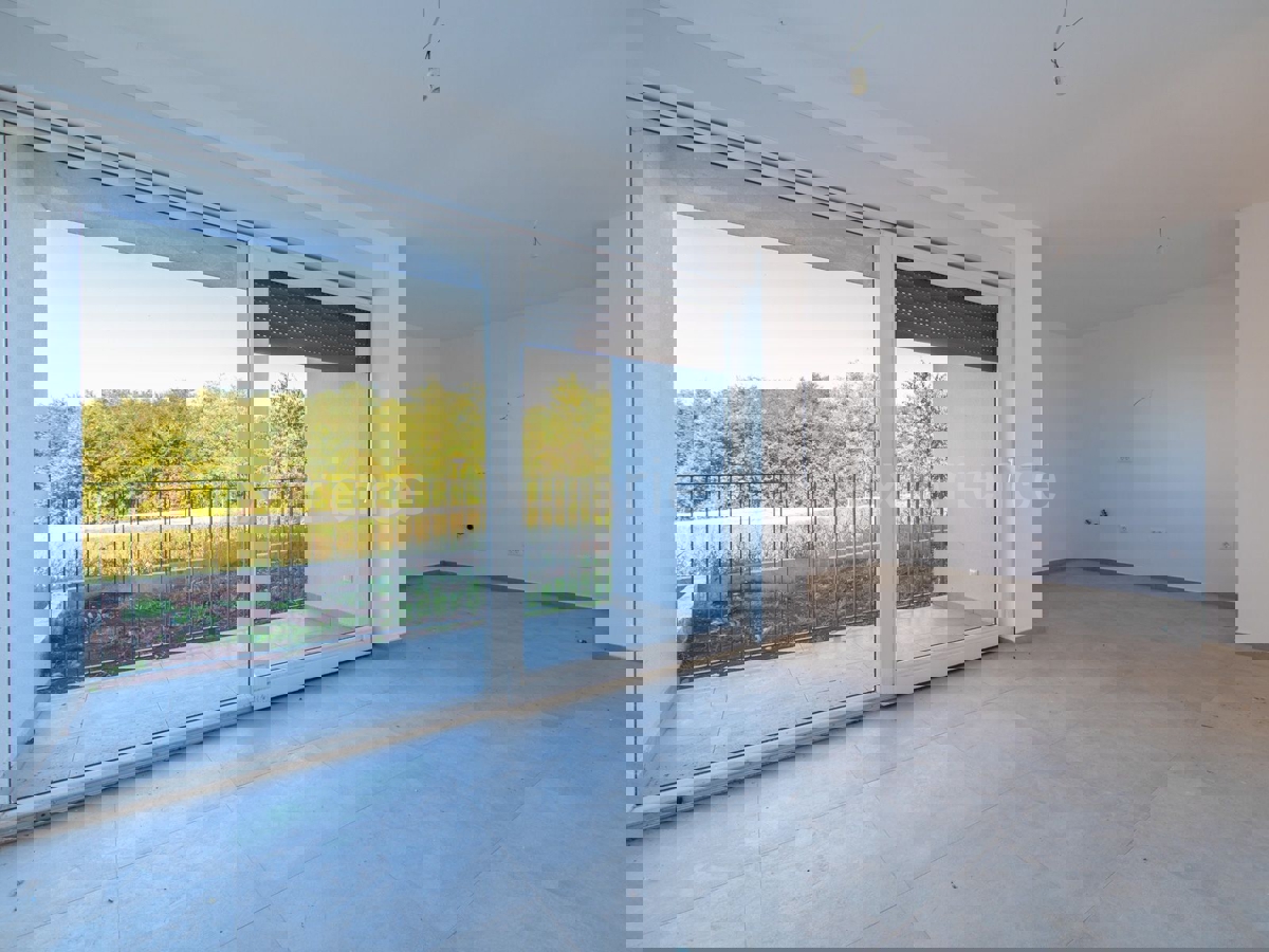 Nelle vicinanze di Parenzo - appartamento in un nuovo edificio, piano terra con GIARDINO!