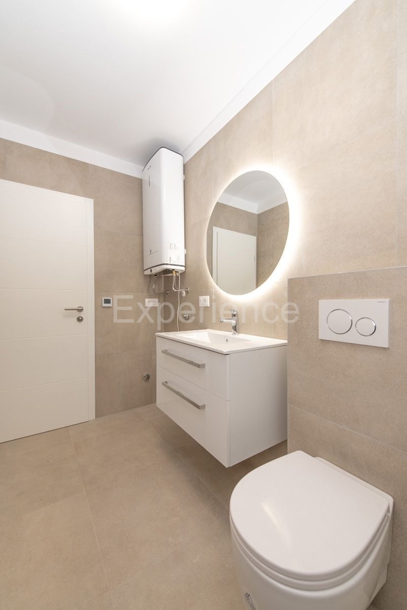 Nelle vicinanze di Parenzo - appartamento in un nuovo edificio, piano terra con GIARDINO!