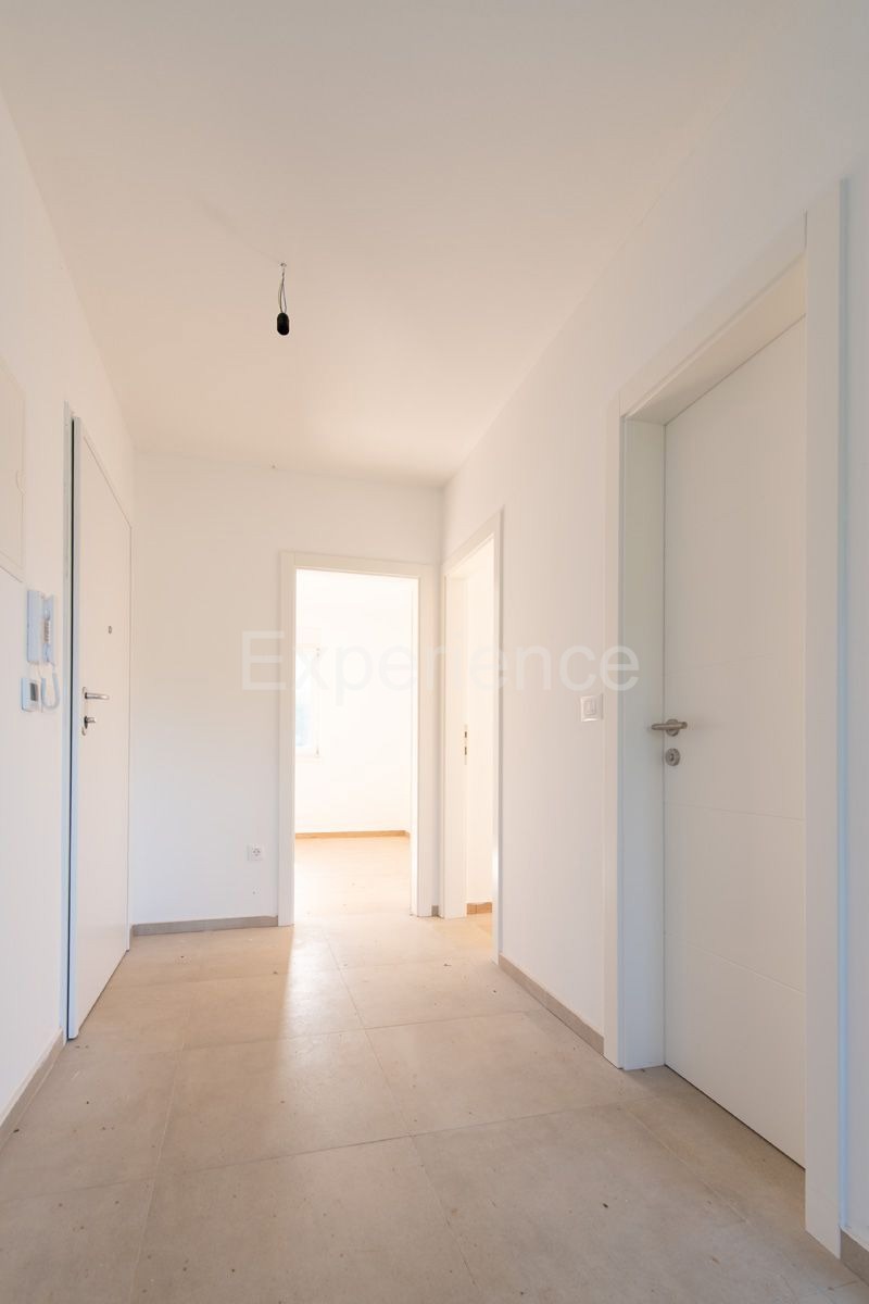 Nelle vicinanze di Parenzo - appartamento in un nuovo edificio, piano terra con GIARDINO!