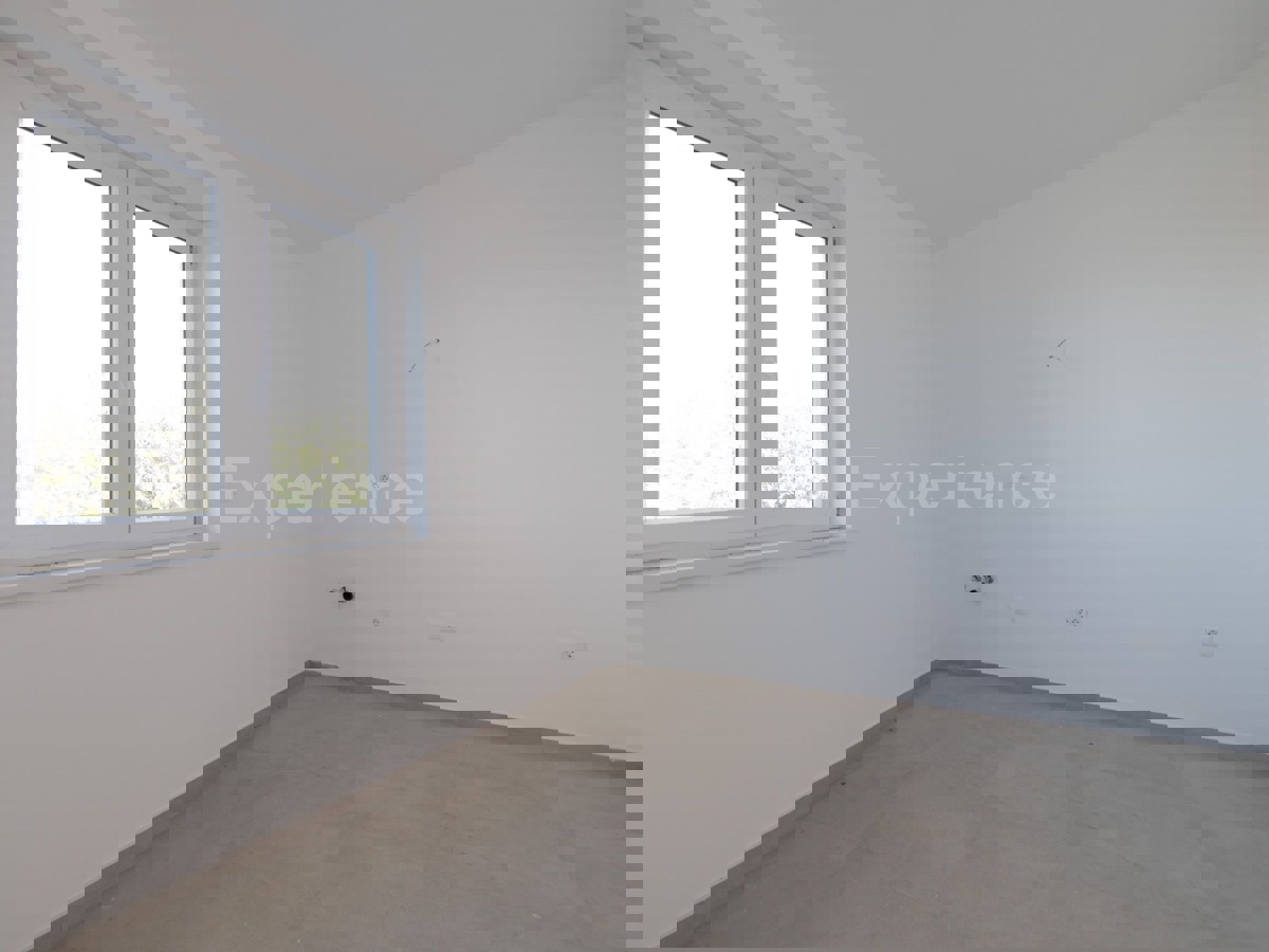 Nelle vicinanze di Parenzo - appartamento in un nuovo edificio, piano terra con GIARDINO!