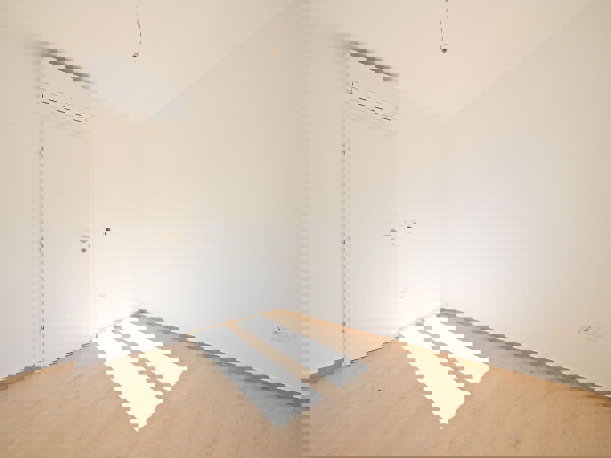 Nelle vicinanze di Parenzo - appartamento in un nuovo edificio, piano terra con GIARDINO!