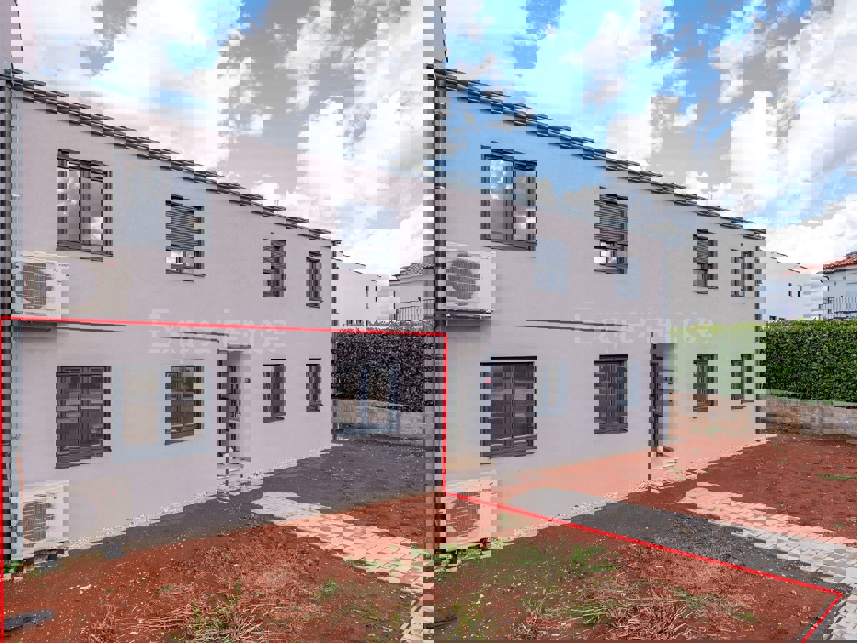 Nelle vicinanze di Parenzo - appartamento in un nuovo edificio, piano terra con GIARDINO!