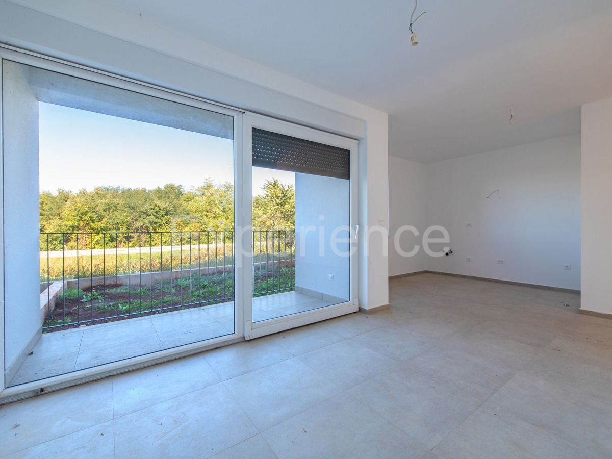 Nelle vicinanze di Parenzo - appartamento in un nuovo edificio, piano terra con GIARDINO!