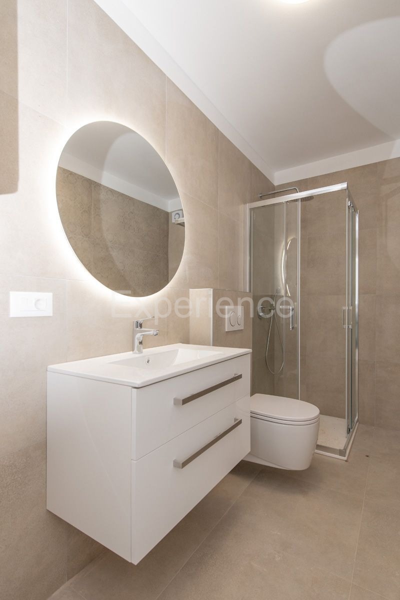 Nelle vicinanze di Parenzo - appartamento in un nuovo edificio, piano terra con GIARDINO!