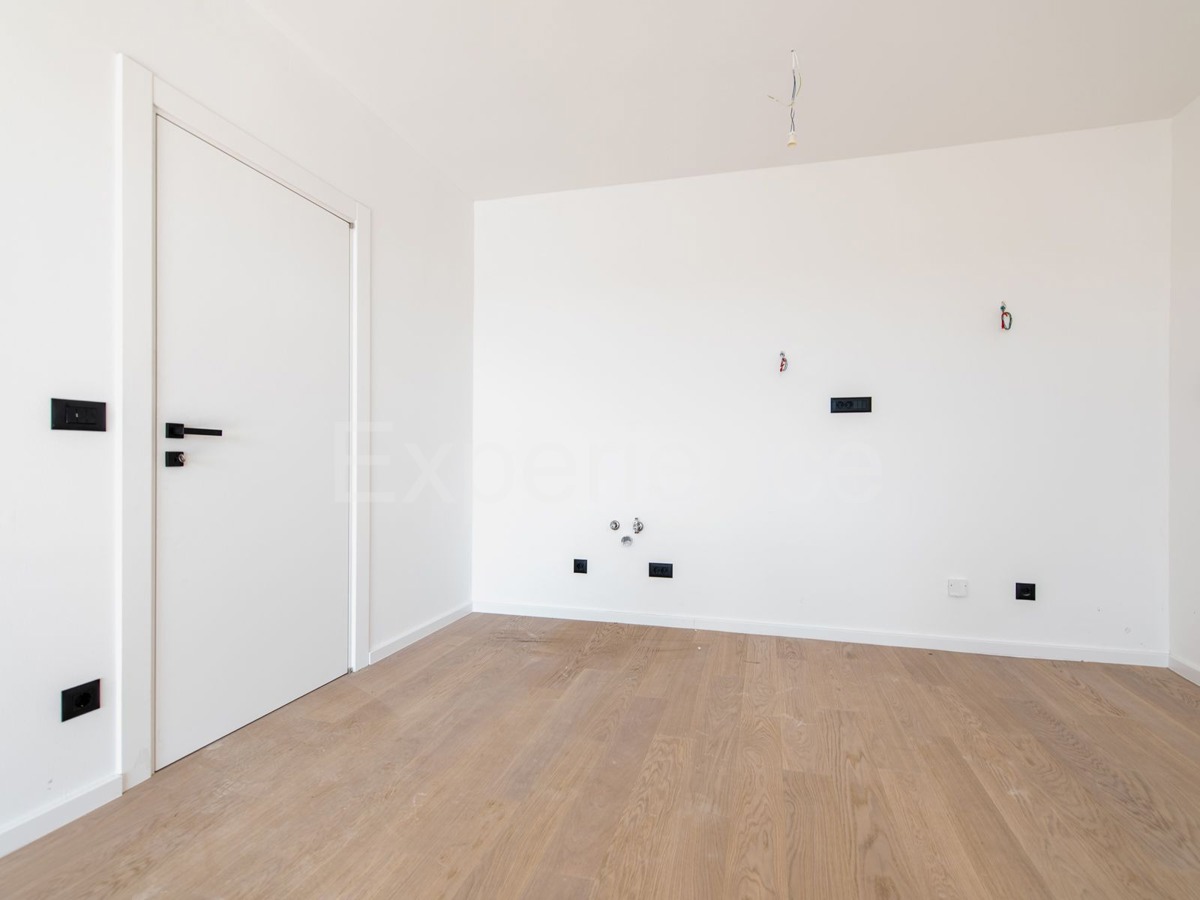 ISTRIA, Umago - appartamento con spazioso balcone (11,42 m²), 1. piano, ASCENSORE!