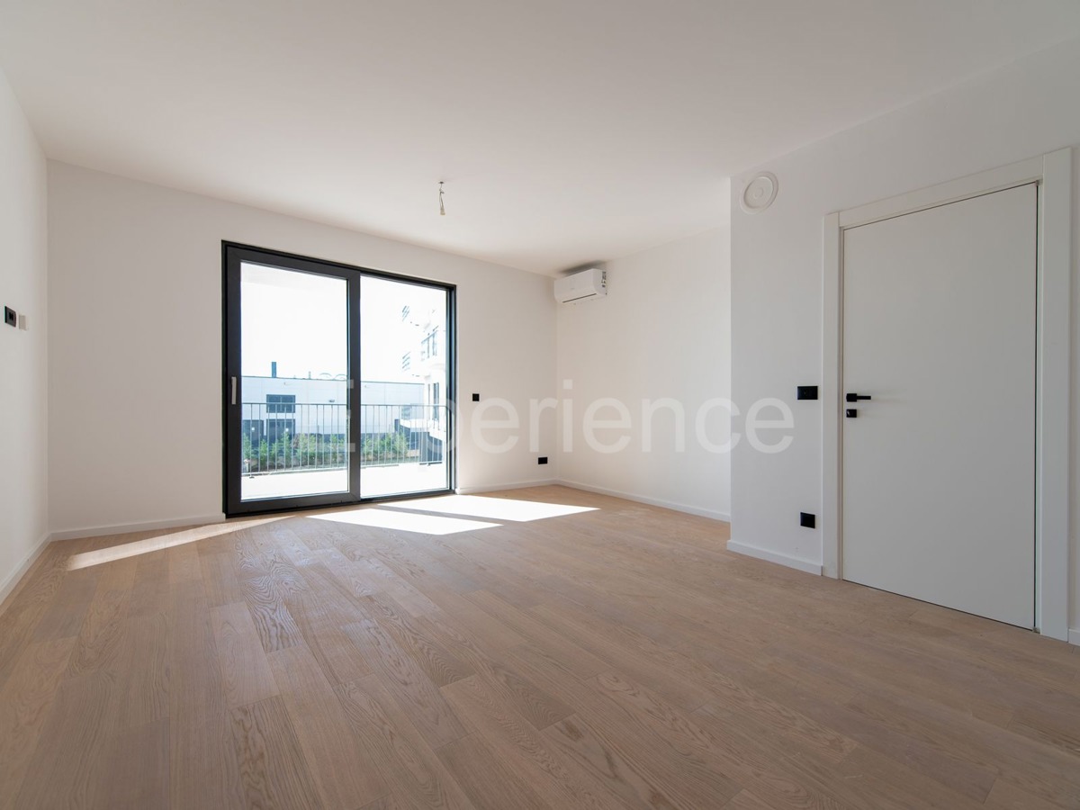 ISTRIA, Umago - appartamento con spazioso balcone (11,42 m²), 1. piano, ASCENSORE!