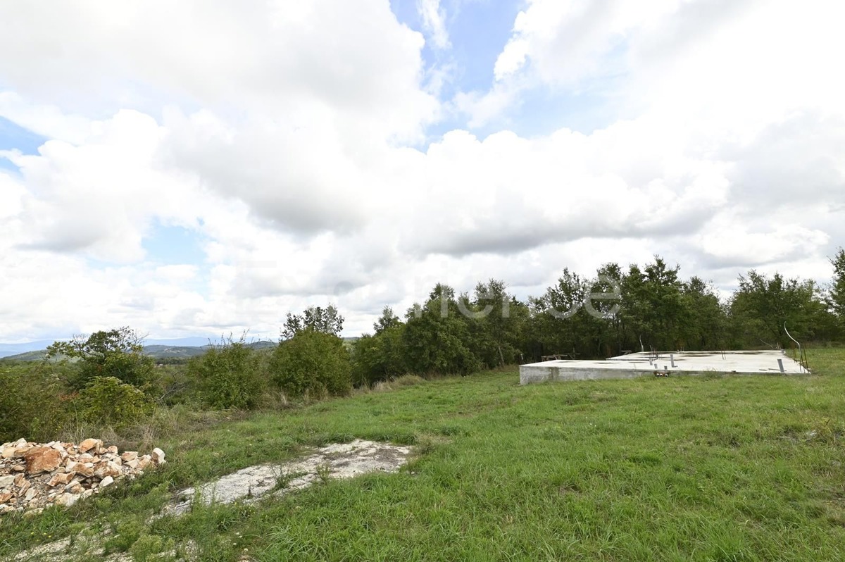 Zona di Visignano: terreno edificabile con PERMESSO DI COSTRUZIONE, allacciamento elettrico e idrico!