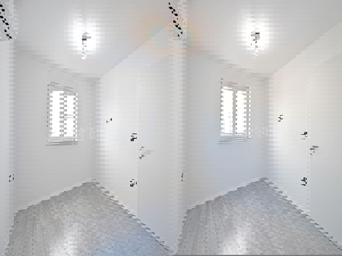 ISTRIA, zona Parenzo – appartamento in un nuovo edificio (65 m²), 2. piano