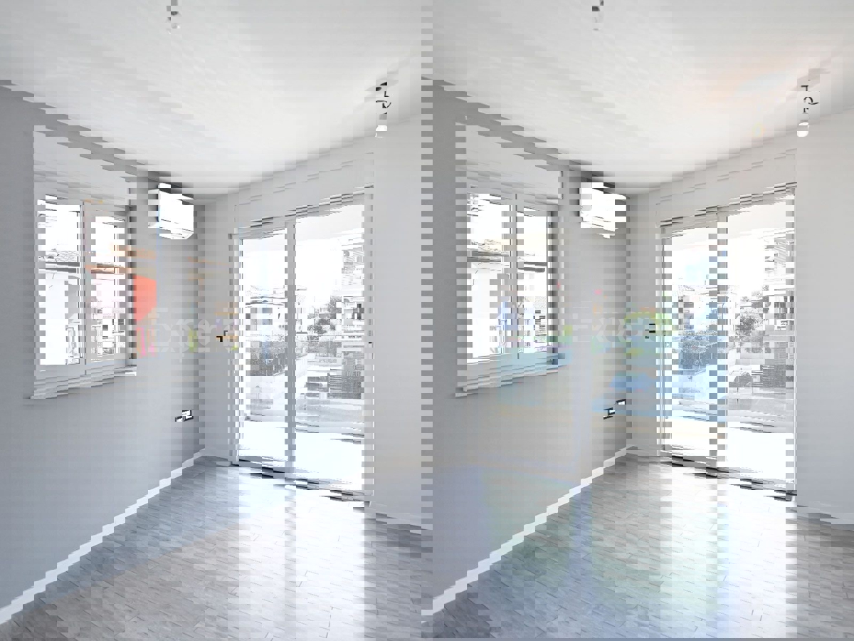 ISTRIA, zona Parenzo – appartamento in un nuovo edificio (65 m²), 2. piano