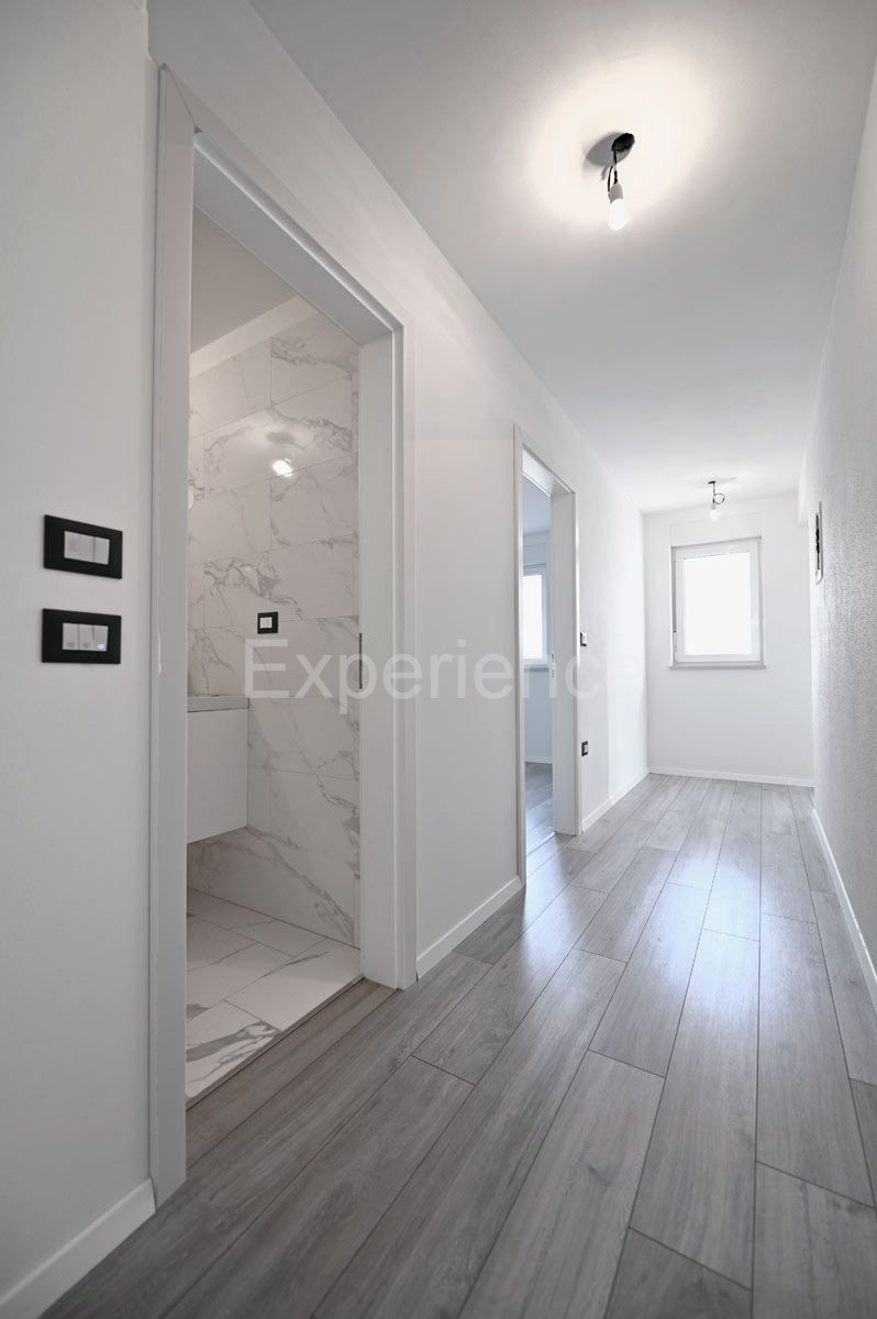 ISTRIA, zona Parenzo – appartamento in un nuovo edificio (65 m²), 2. piano