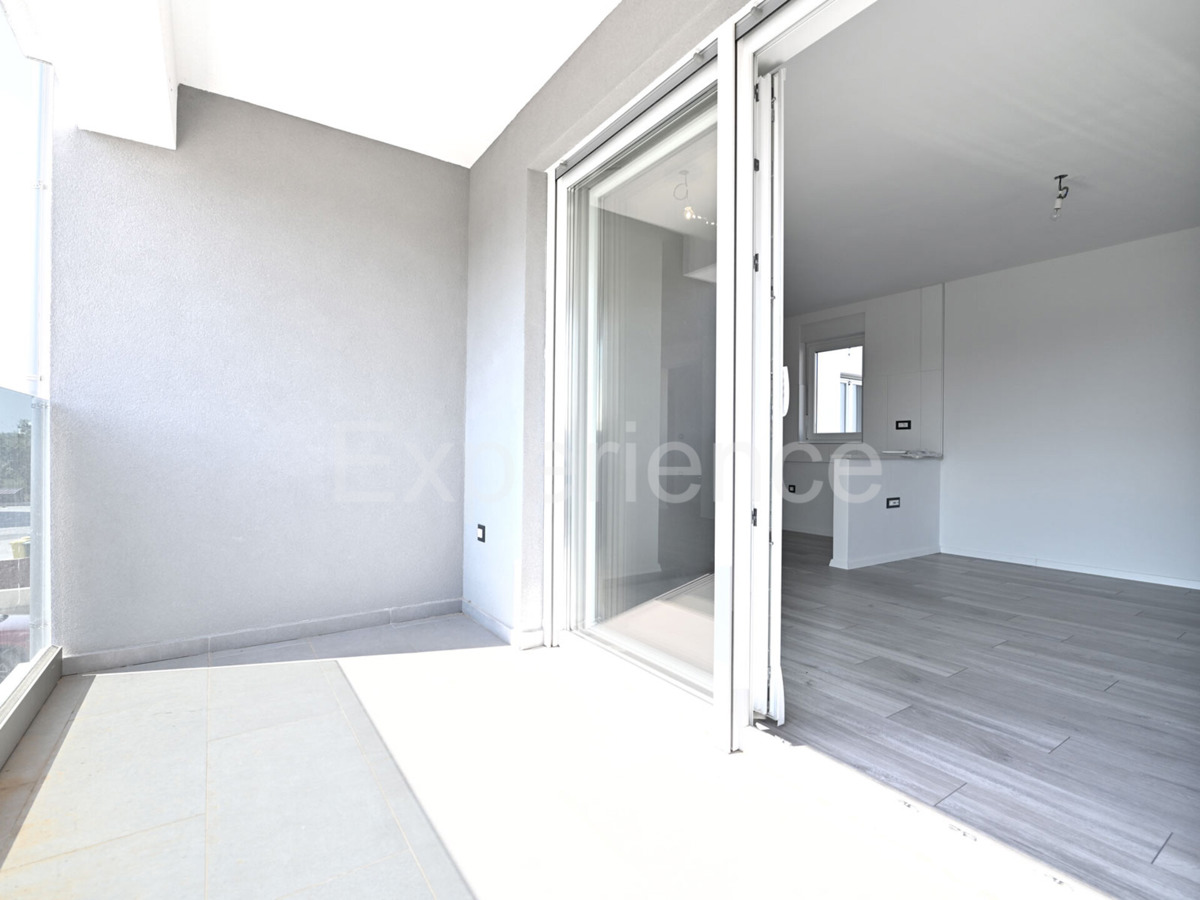 ISTRIA, zona Parenzo – appartamento in un nuovo edificio (65 m²), 2. piano