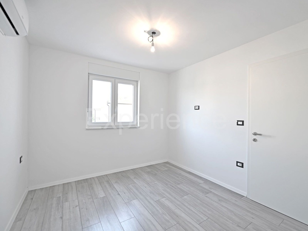 ISTRIA, zona Parenzo – appartamento in un nuovo edificio (65 m²), 2. piano