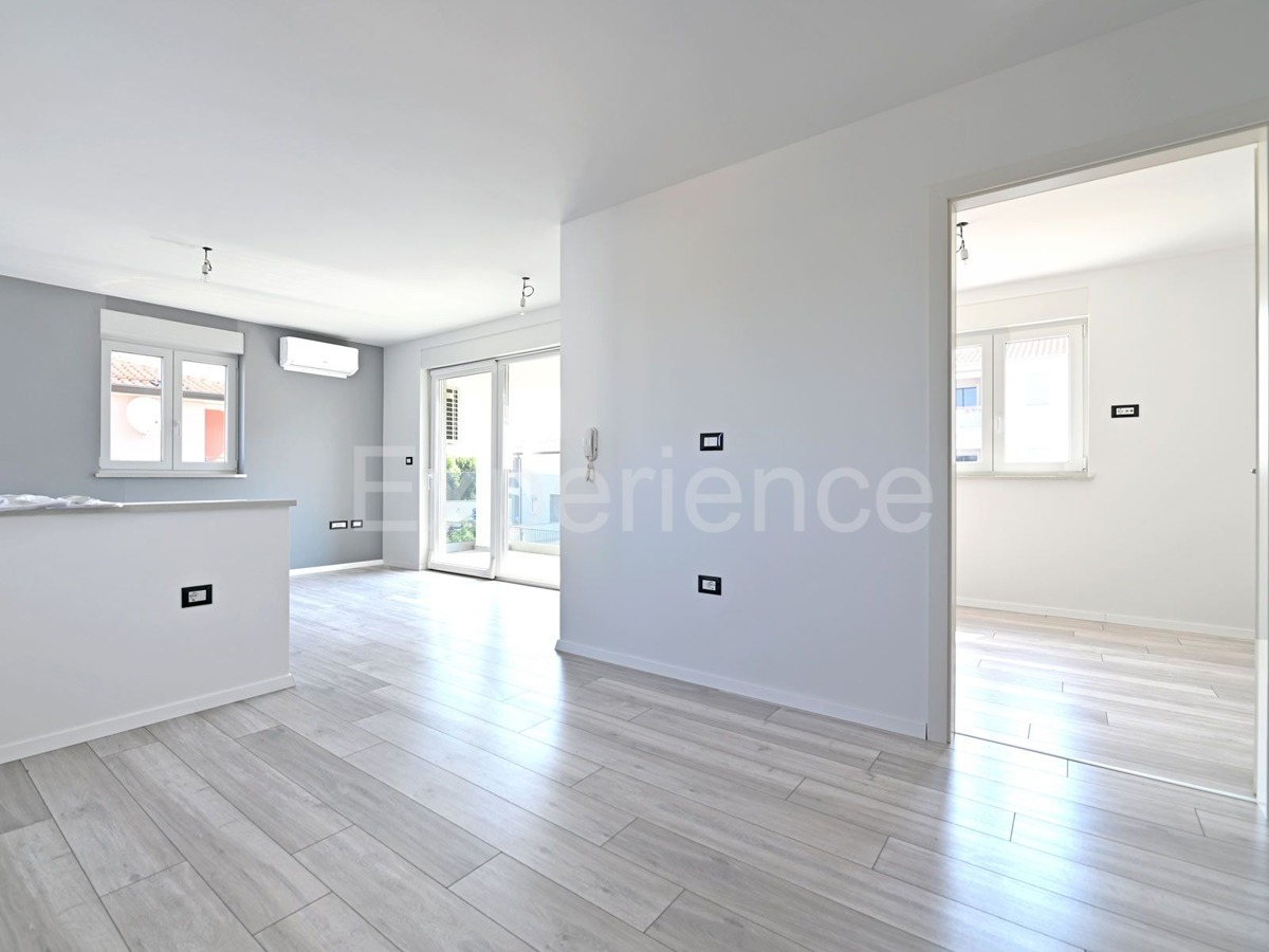 ISTRIA, zona Parenzo – appartamento in un nuovo edificio (65 m²), 2. piano