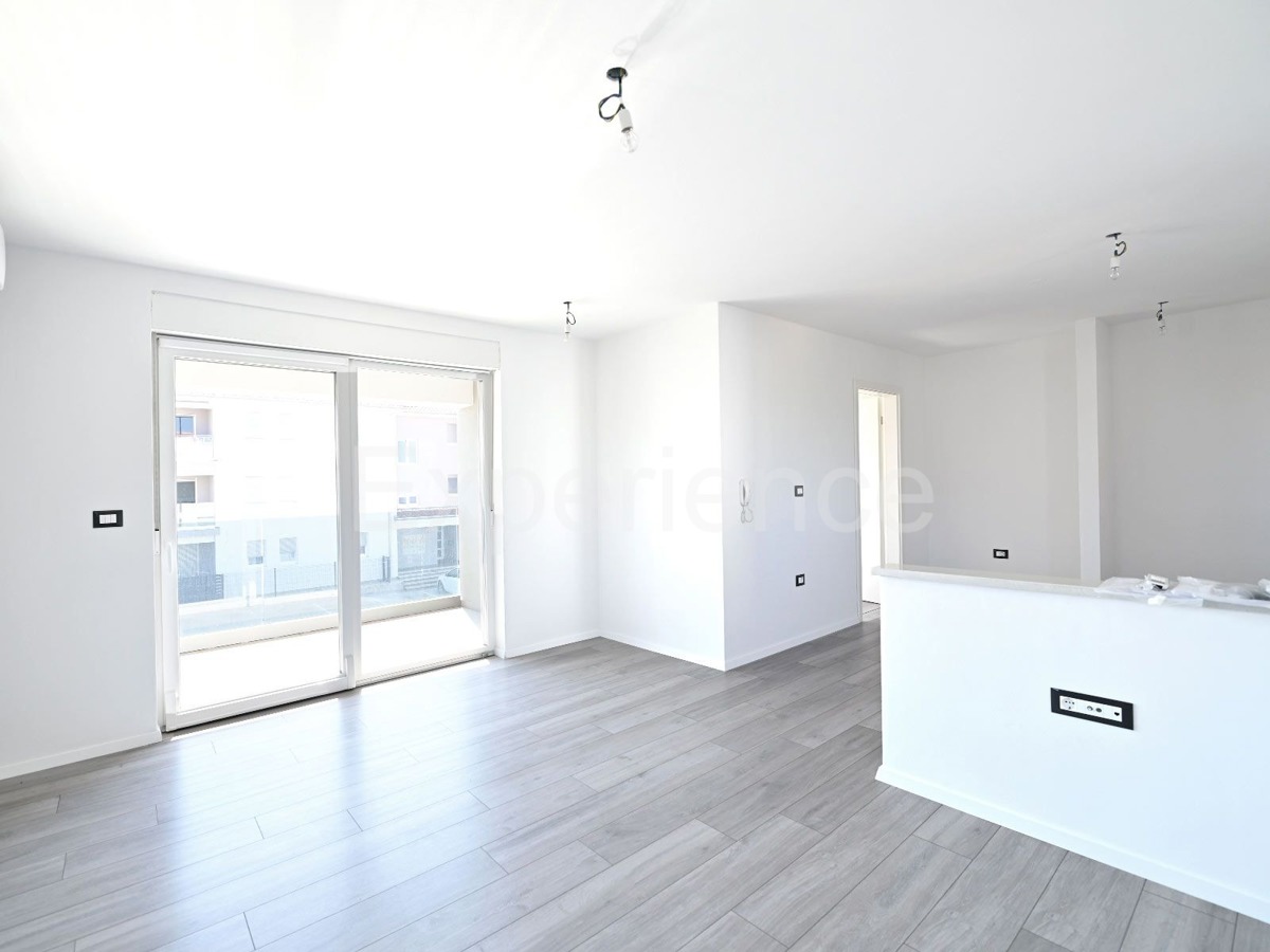 ISTRIA, zona Parenzo – appartamento in un nuovo edificio (65 m²), 2. piano