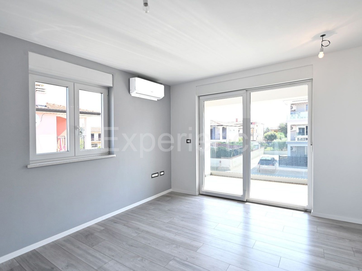 ISTRIA, zona Parenzo – appartamento in un nuovo edificio (65 m²), 2. piano