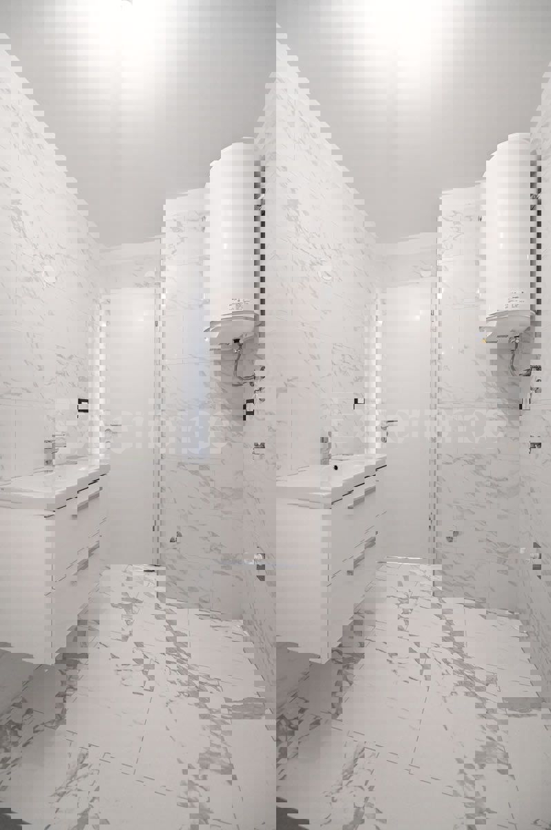 ISTRIA, zona Parenzo – appartamento in un nuovo edificio (65 m²), 2. piano