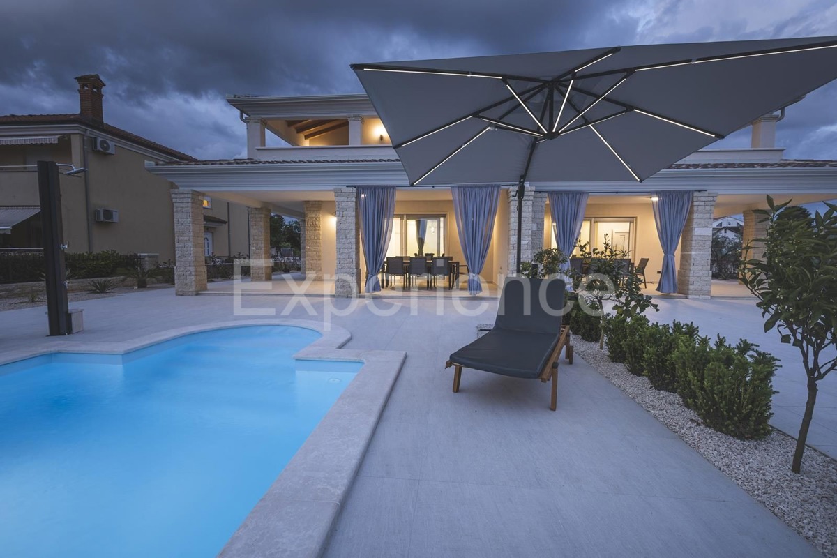 Umago - a circa 1.000 m dalla spiaggia, villa mediterranea con piscina!