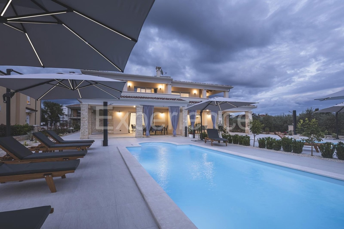 Umago - a circa 1.000 m dalla spiaggia, villa mediterranea con piscina!