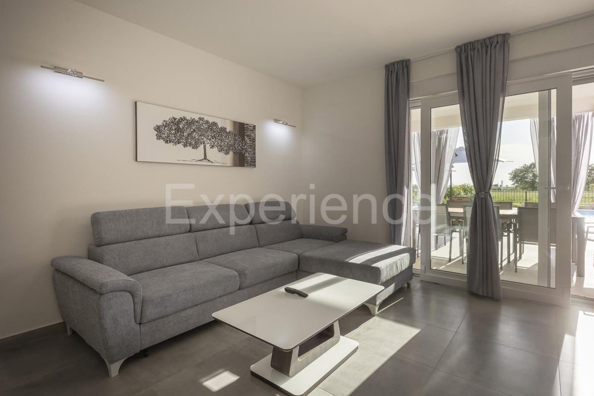 Umago - a circa 1.000 m dalla spiaggia, villa mediterranea con piscina!