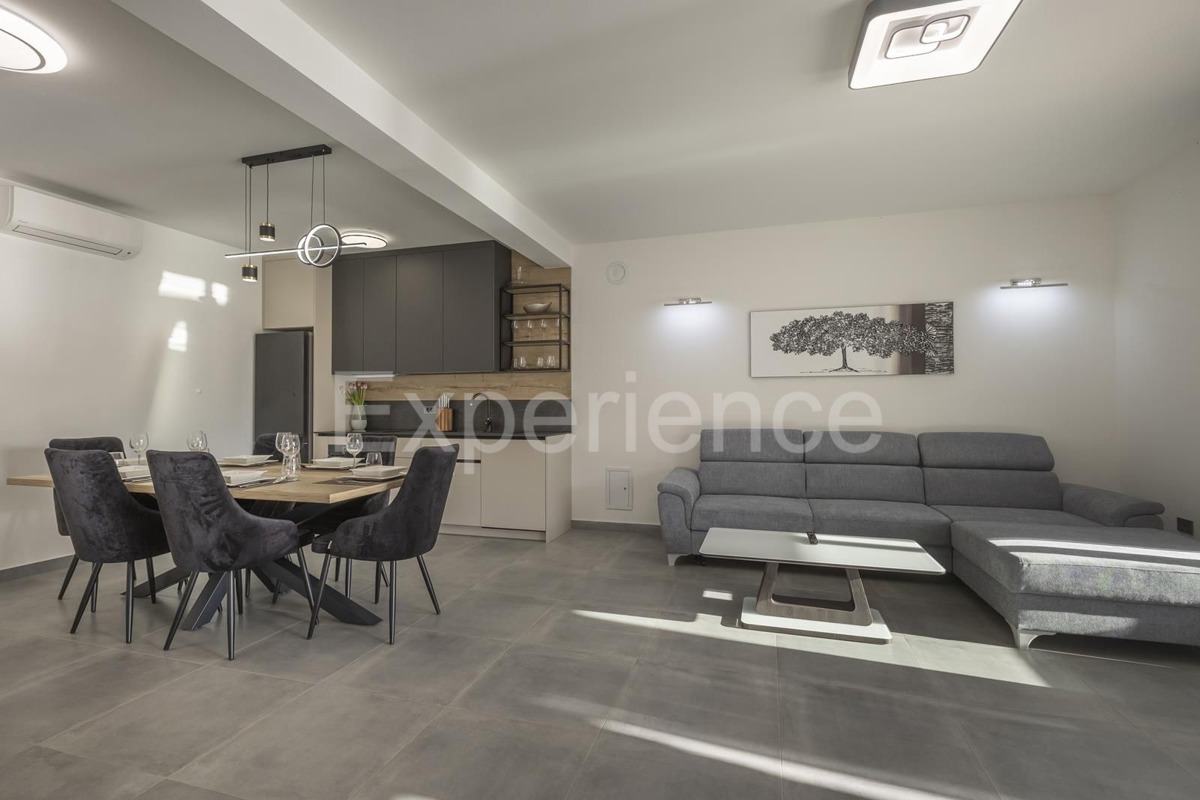 Umago - a circa 1.000 m dalla spiaggia, villa mediterranea con piscina!