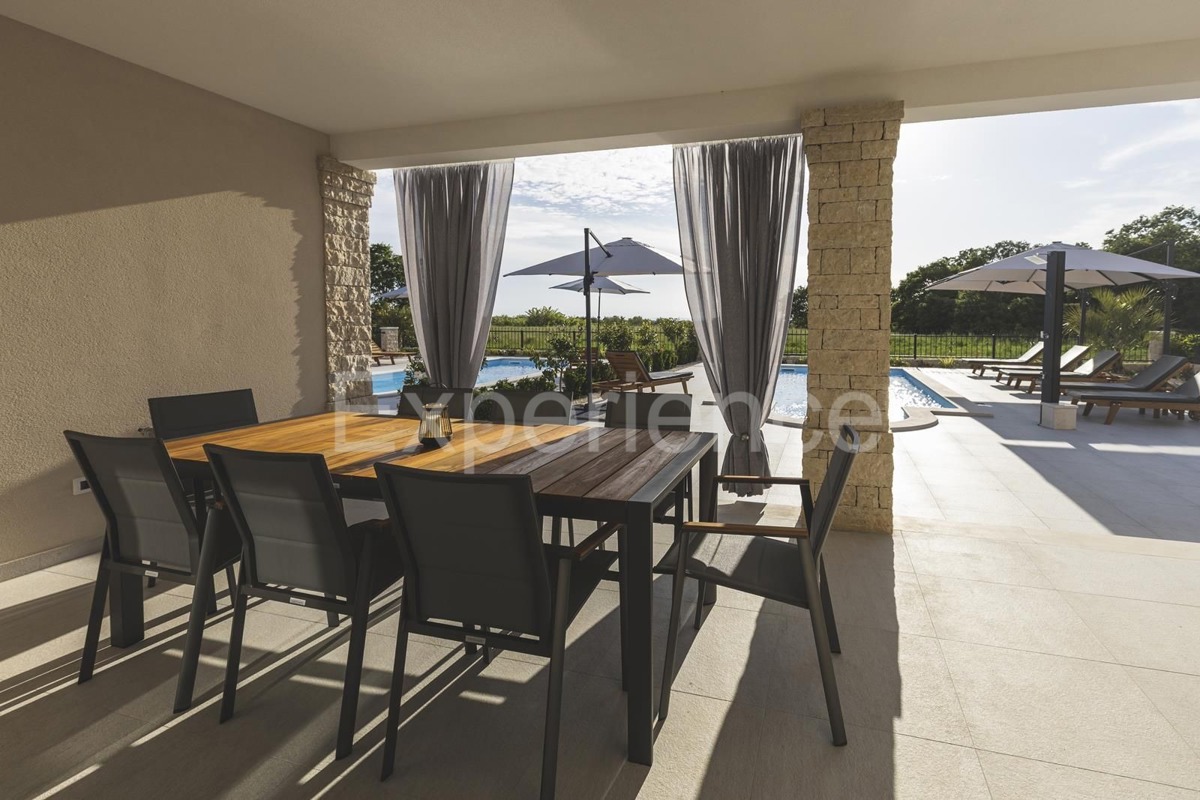 Umago - a circa 1.000 m dalla spiaggia, villa mediterranea con piscina!