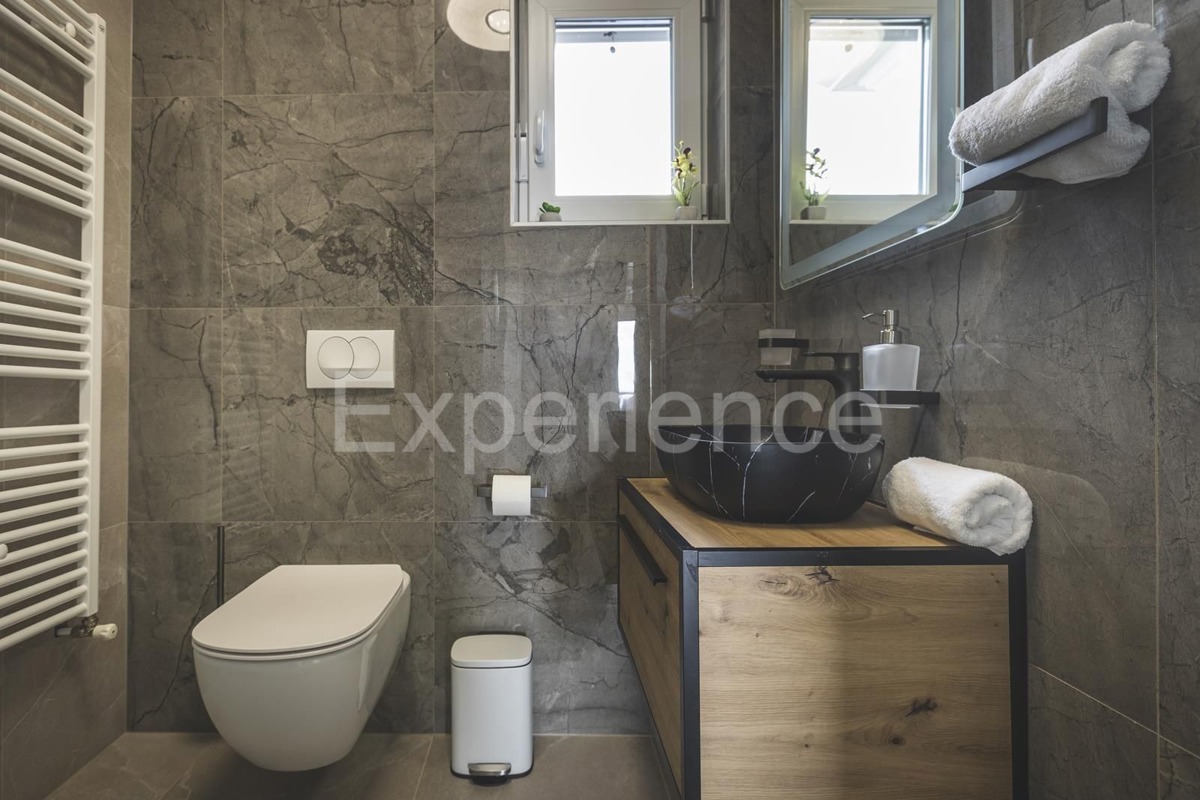 Umago - a circa 1.000 m dalla spiaggia, villa mediterranea con piscina!