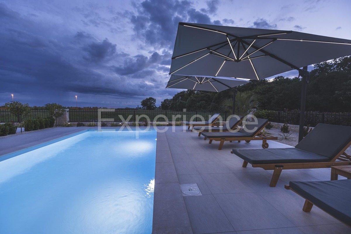 Umago - a circa 1.000 m dalla spiaggia, villa mediterranea con piscina!