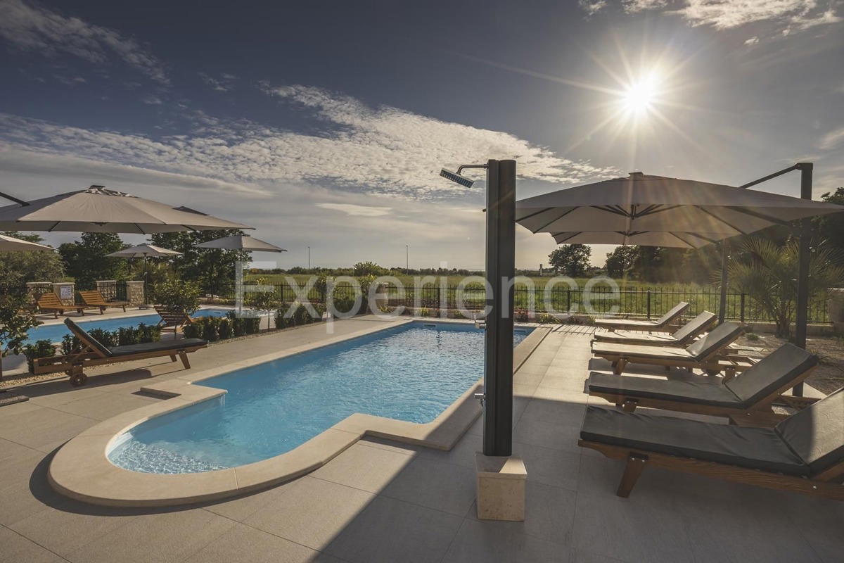 Umago - a circa 1.000 m dalla spiaggia, villa mediterranea con piscina!