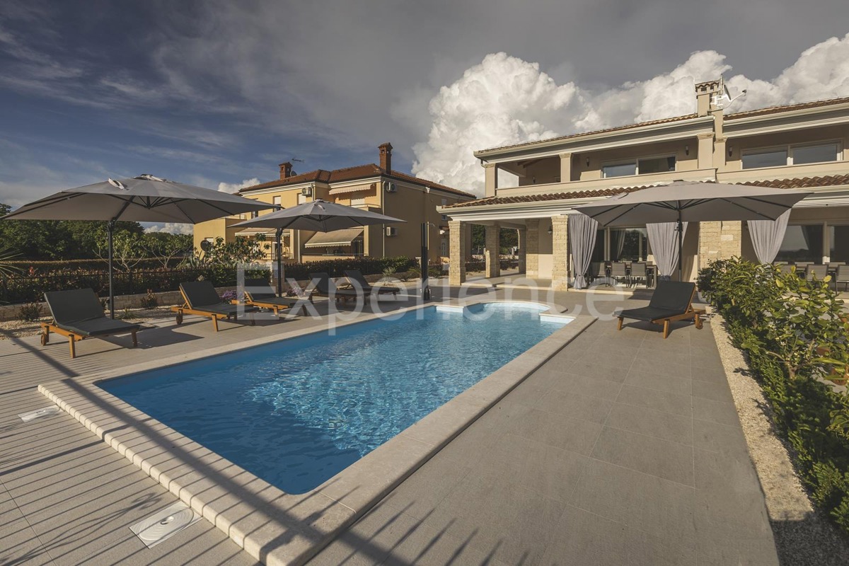 Umago - a circa 1.000 m dalla spiaggia, villa mediterranea con piscina!