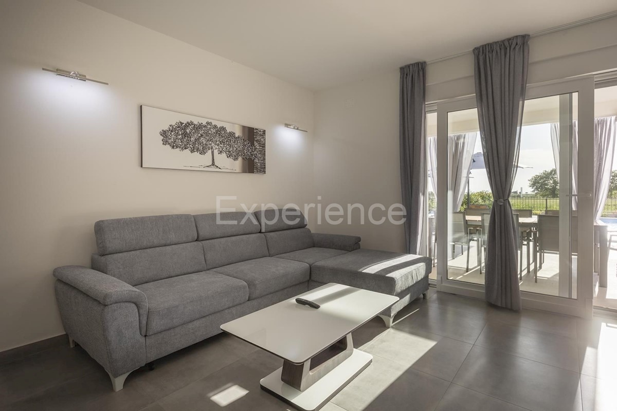 Umago - a circa 1.000 m dalla spiaggia, villa mediterranea con piscina!