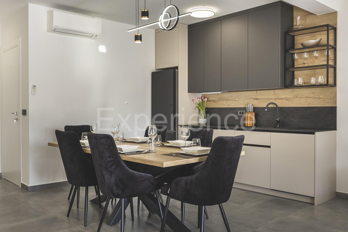 Umago - a circa 1.000 m dalla spiaggia, villa mediterranea con piscina!