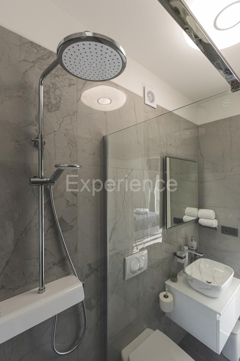 Umago - a circa 1.000 m dalla spiaggia, villa mediterranea con piscina!