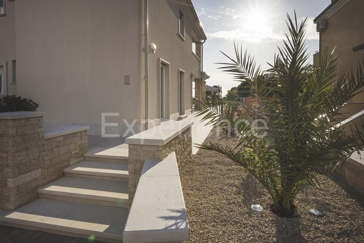 Umago - a circa 1.000 m dalla spiaggia, villa mediterranea con piscina!