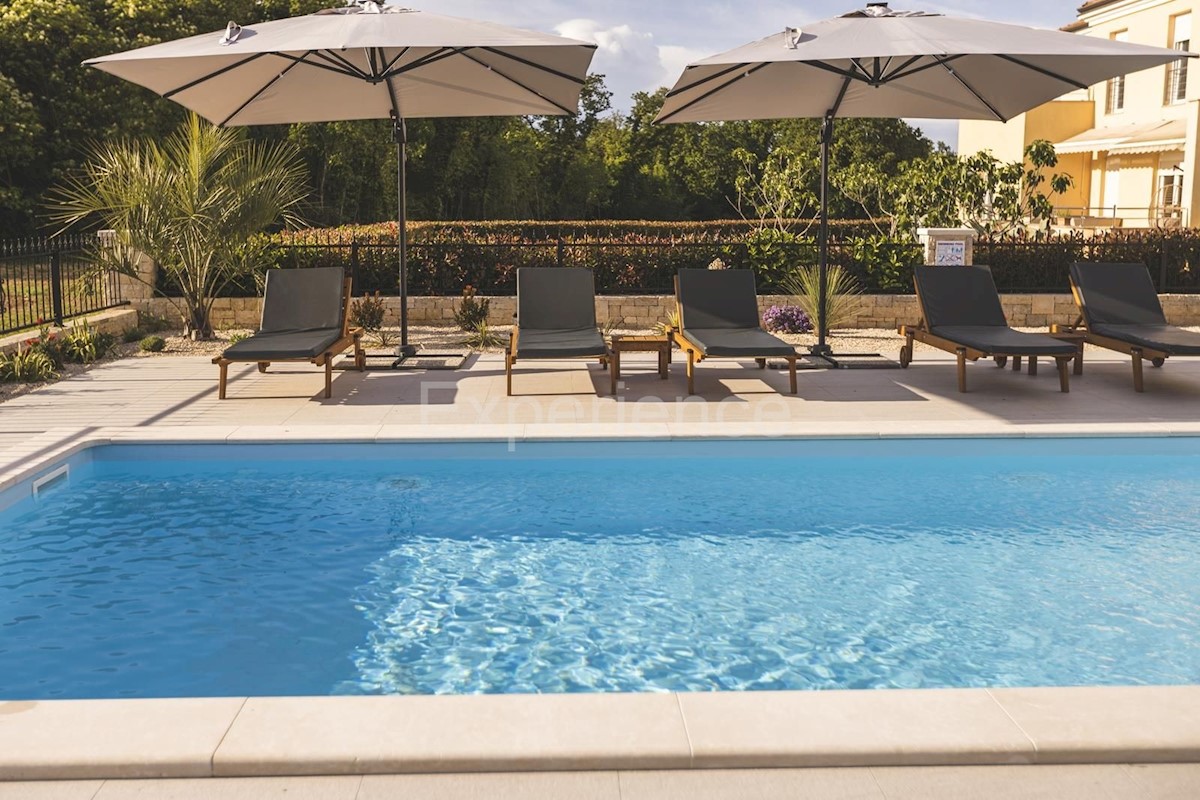 Umago - a circa 1.000 m dalla spiaggia, villa mediterranea con piscina!